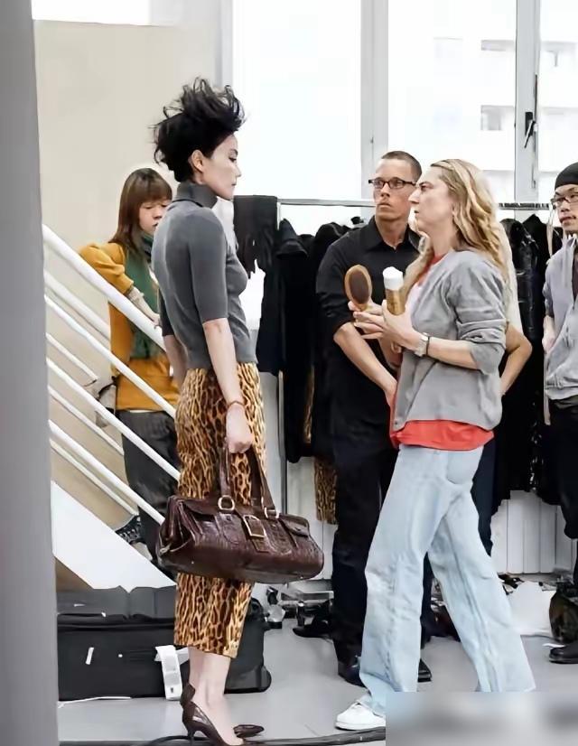 57岁王菲刚出的赫莲娜广告，眼神比20岁模特还扎人！你肯定刷到过！2004年