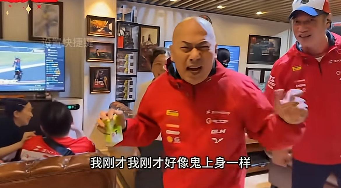 香港爱国人士观看张雪机车比赛，现场嗨爆了，各种方言层出不穷，尤其是最后一圈的反杀