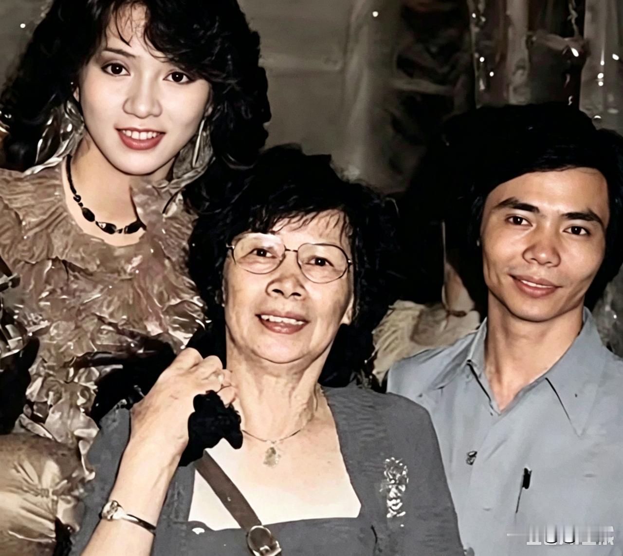 梅艳芳和母亲（梅妈）还有大哥梅启明，于20世纪80年代早期的合影，此时，梅艳芳刚