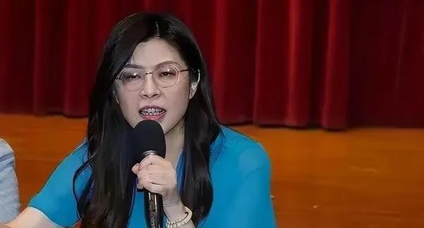 国民党副主席张荣恭最近在节目里爆了个猛料，说郑丽文根本不是大家以为的