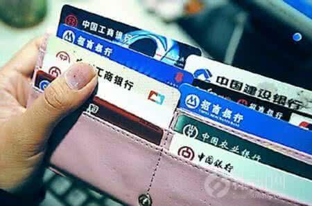 儿媳该不该要走公公婆婆的工资卡，这事儿得分情况看。有些体制内儿媳，工作压力大，还