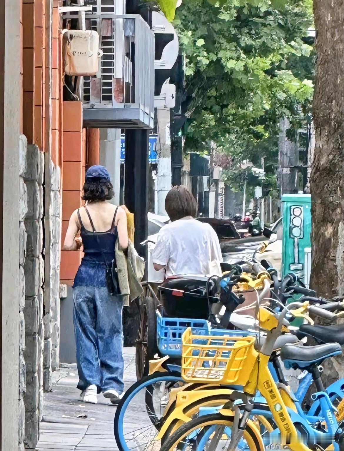 丽颖在上海逛街呢！我的天，这个女人即使是在休息期间也自律的可怕，瞧瞧这肉眼可见