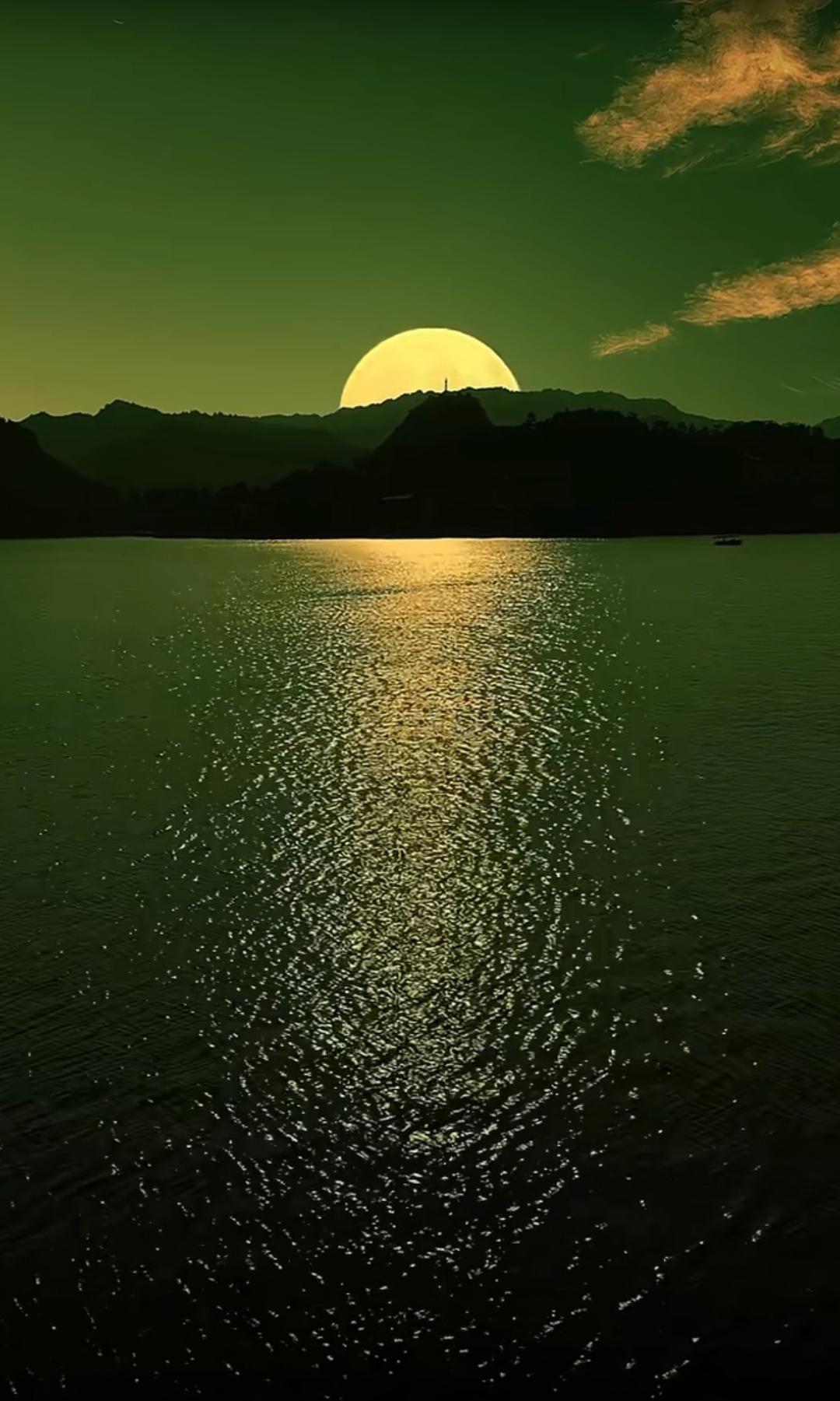 上联：明月水光交辉映；（图片来自网络）