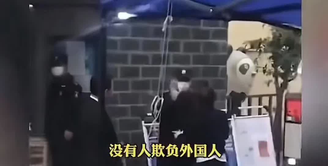 解气！在我们中国国土上轮不到你们撒野一女子开车进小区搬家，被保安