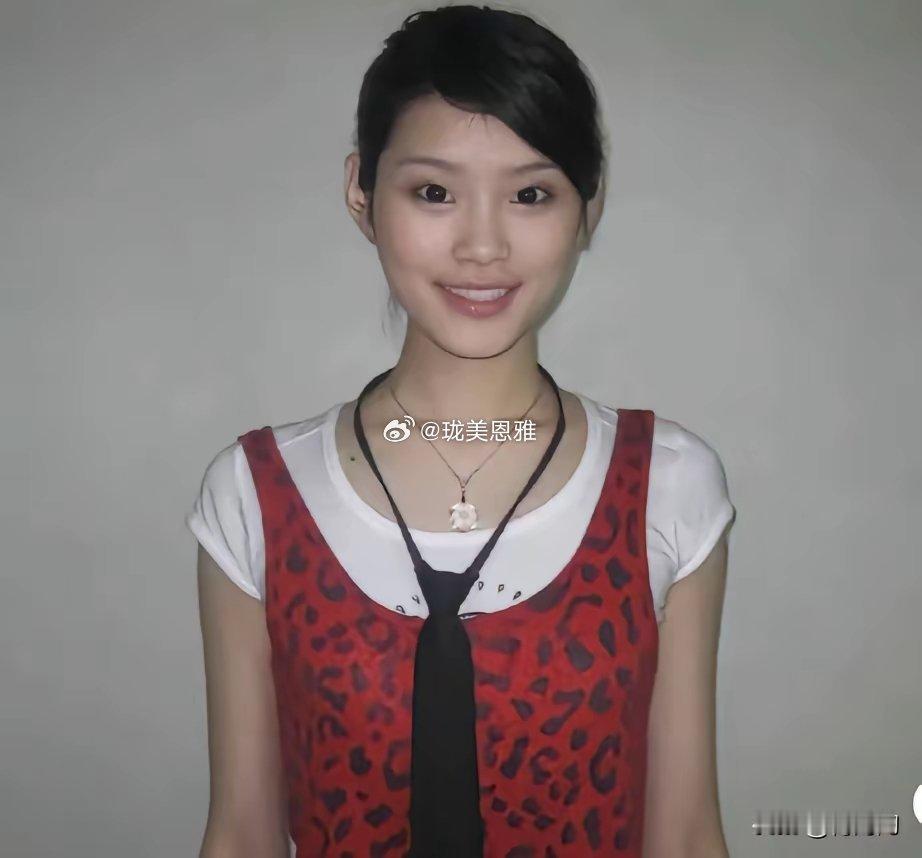 年轻的奚梦瑶与妈妈在一起，她依偎在妈妈身侧​​​