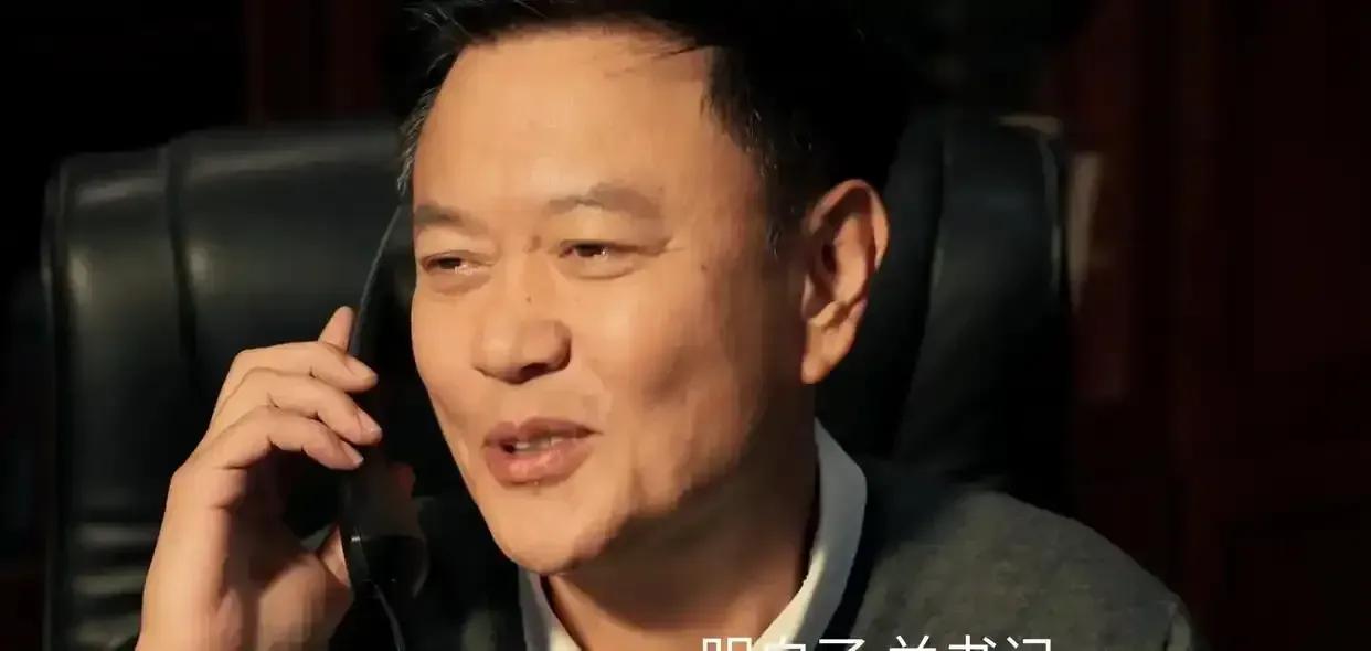 追剧《以法之名》出场人物多，剧情扑朔迷离，好人坏人一时难以分辨，尤其是冯嘉怡一