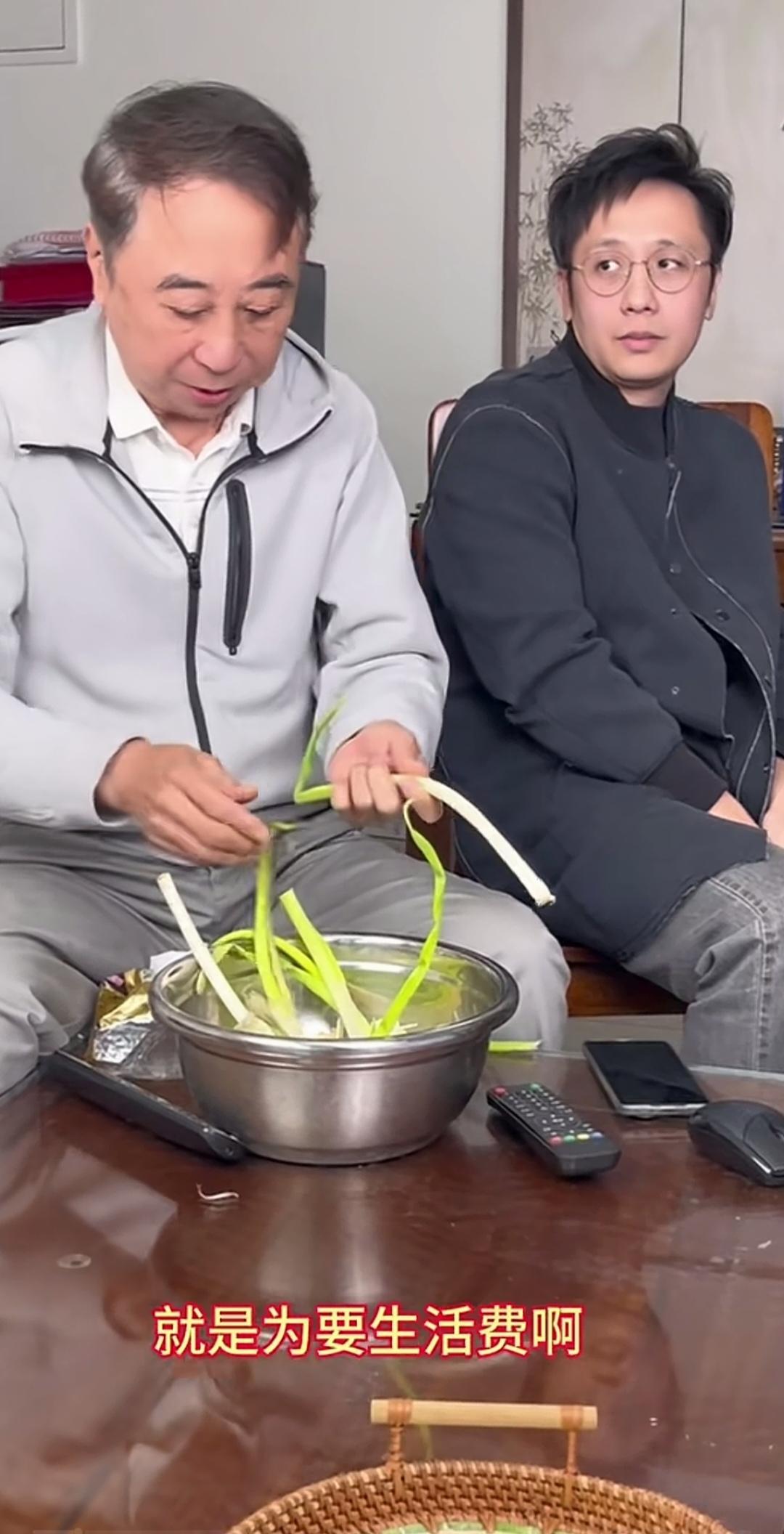 冯巩的儿子虽然和他长的很像，但比爹帅多了。