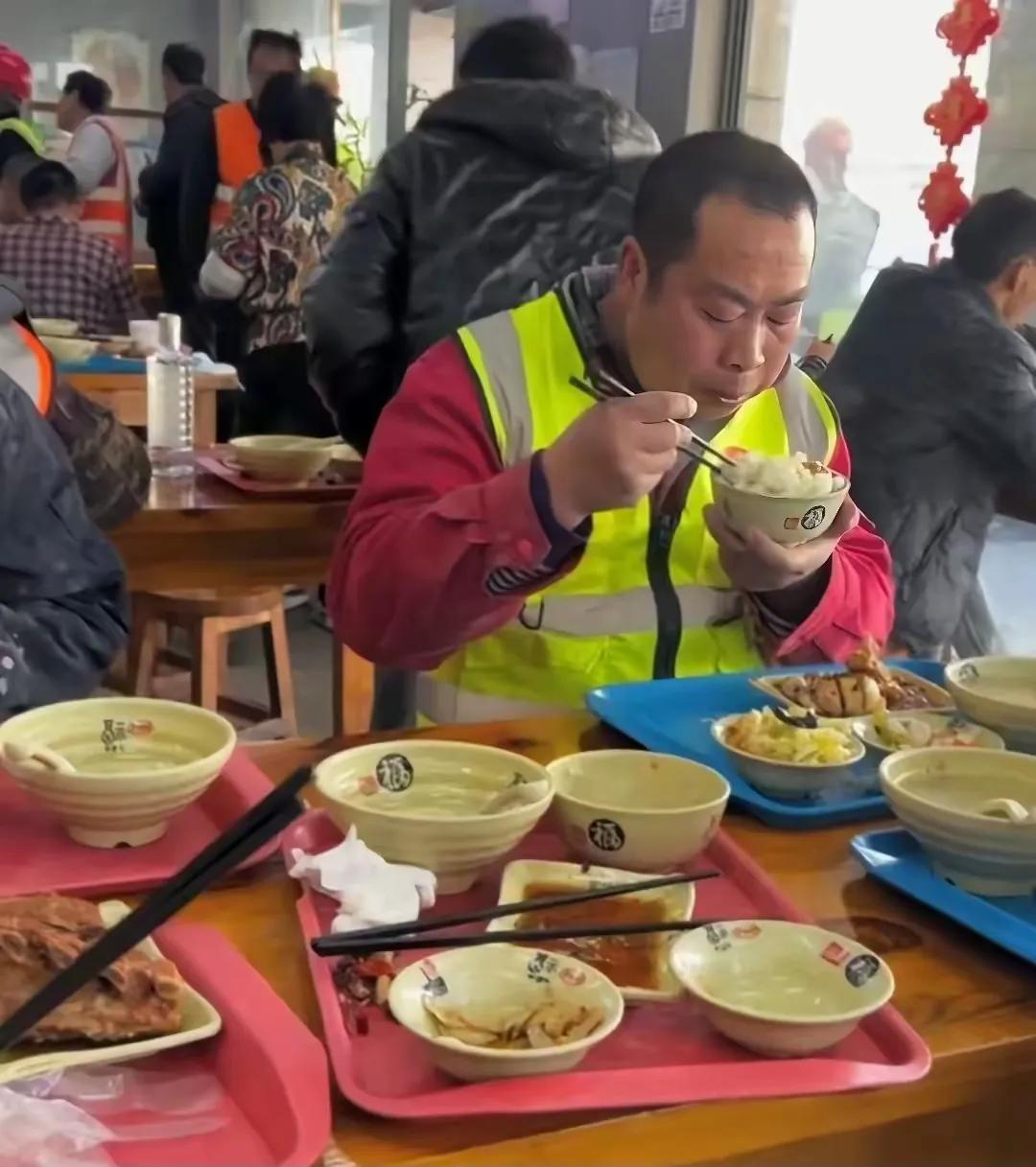 大学食堂午饭时间，一位农民工问旁边的大学生，能不能帮忙打份饭，他给现金，几个学生