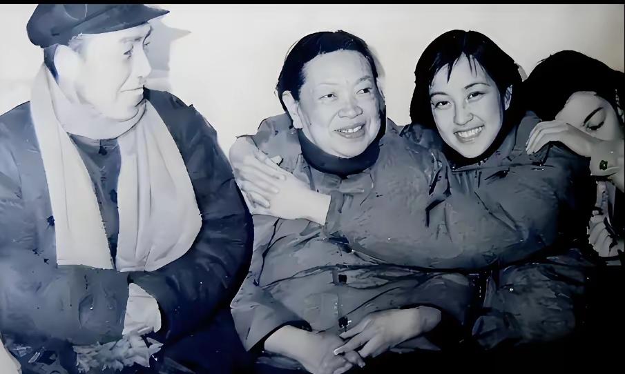 基因也太强大了！刘晓庆、妈妈、姥姥三代长相高度相似，复刻感满满。更有意思的是，