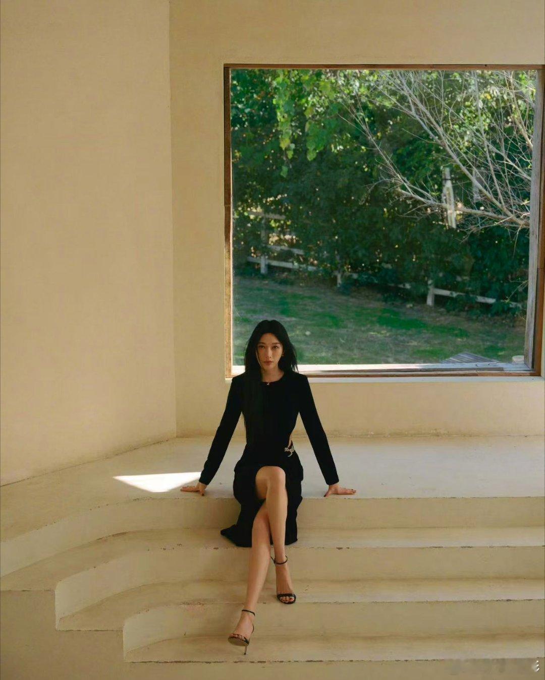 张俪森林里的黑天鹅张俪的黑裙造型简直绝了，不仅完美展现了她的身材曲线，还透着