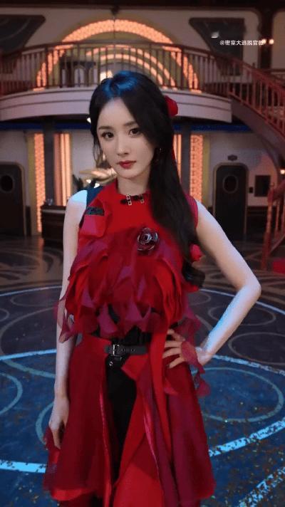 杨幂行走的红玫瑰杨幂不愧是顶级魅魔，一身红裙头戴一朵花好一个行走的烈焰红玫瑰，美