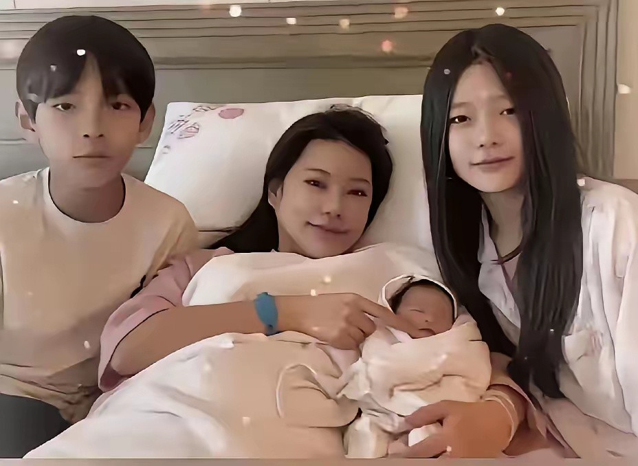 小玥儿的长相和大S简直一模一样，只是眉眼间总带着一丝淡淡的忧郁气质。