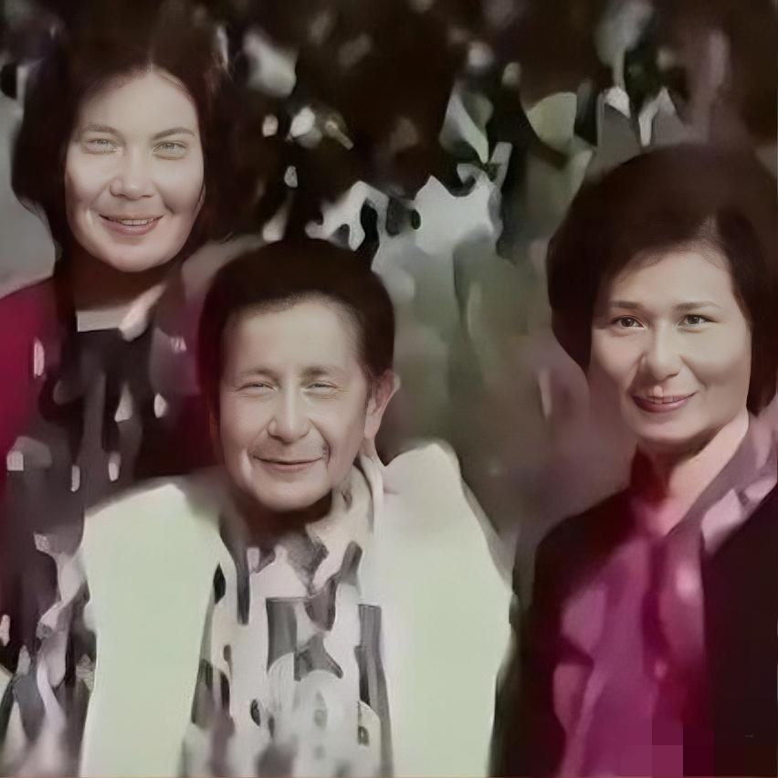 1982年，吴石将军遗孀王碧奎，在美国与女儿吴学成、吴兰成留下一张温馨合影。历经