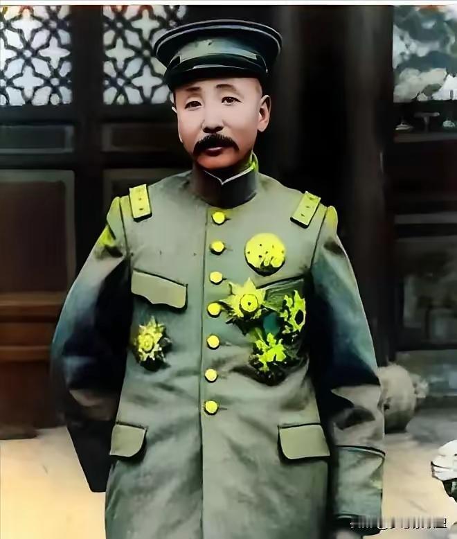 1915年，张作霖的三姨太为了泄愤，把侍女抽得遍体鳞伤。张作霖暴怒，一脚踹开房门