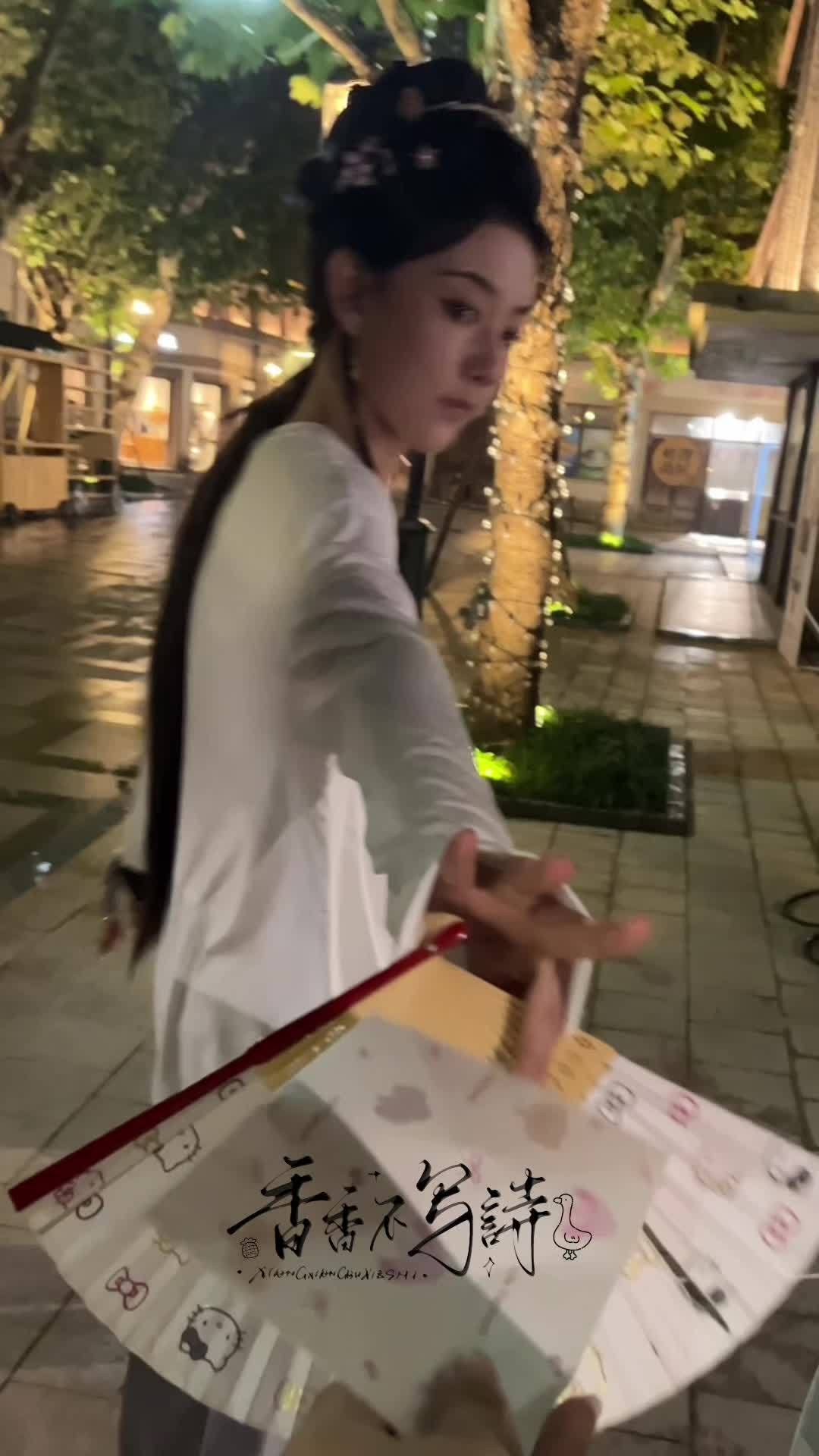 宋祖儿甄嘉芙白衣披发路透宋祖儿白衣清冷感路透宋祖儿甄嘉芙白衣披发路透，白衣清