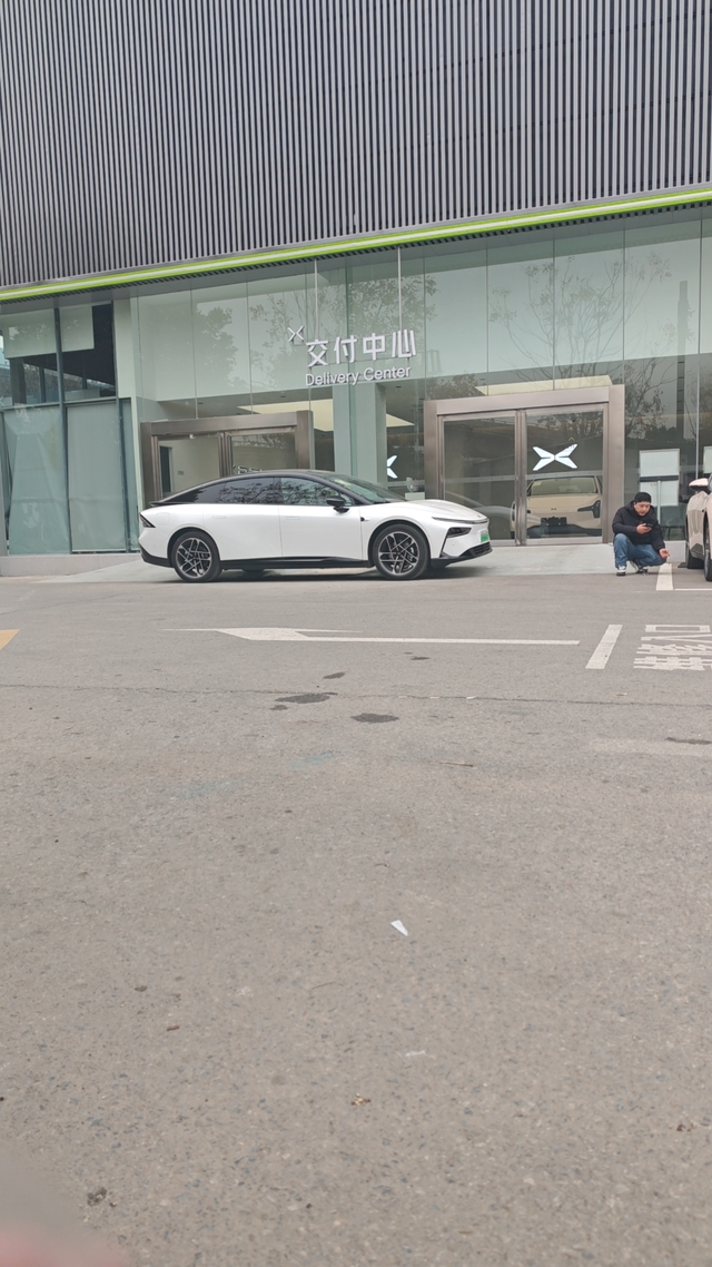 新车堵门维权售后拉胯新车提了一周售后处理两次​第一次续航问题剩余30公里突然