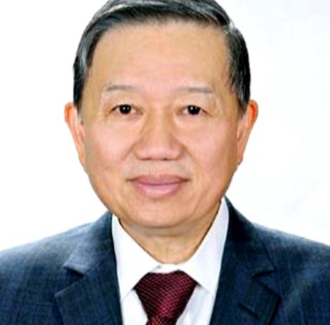 昨晚跟一个做国防观察的朋友聊，他压低声音告诉我一件事：越南这两年态度转得挺明显，