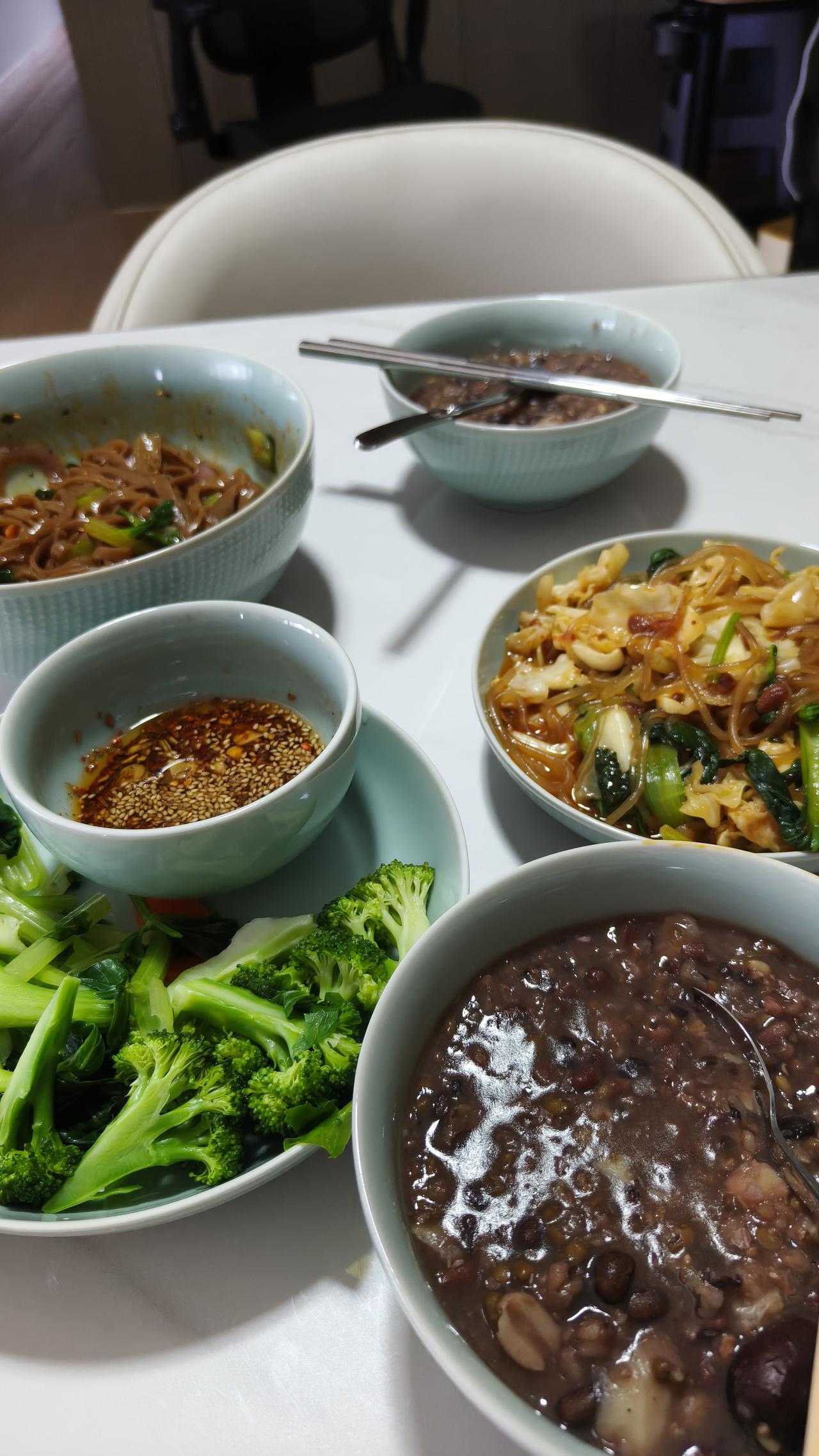 我今儿做的全是素餐，杂粮饭、清炒鲜蔬，还有荞麦面皮。这么安排就想帮儿子减减体重。