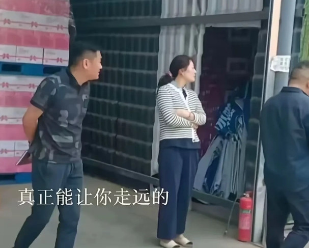 宗馥莉小姐姐也开始走宗老低调路线啦！4月云南行，偶遇照曝光，魁梧身材素颜美，针织