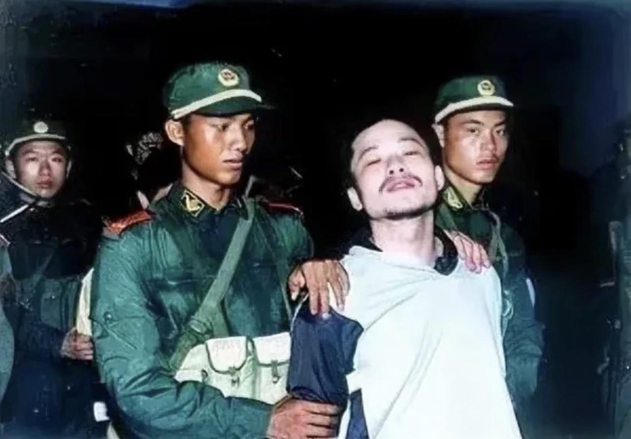 没想到这张2002年押赴刑场时仰头闭目、神态桀骜的男子，早年居然是海口市公安局的