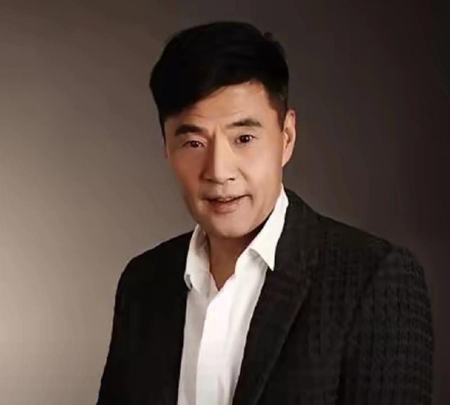 2003年于荣光父亲患癌，他拒绝治疗带回家喝酒，竟让父亲多活7年