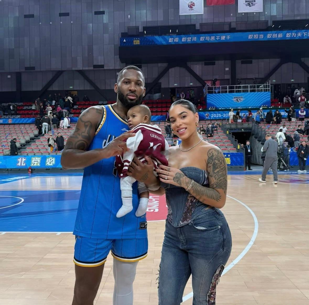 北京首钢北京男篮杰曼一家新赛季新主场合影留念📷👶🏻