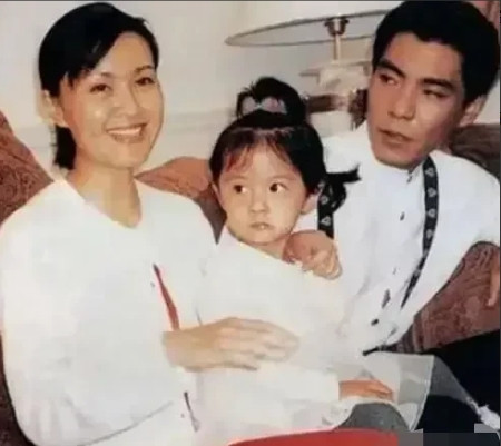 1994年，38岁方舒与导演陈国星离婚后，遇见28岁屠洪刚。彼时，为了不在女神方