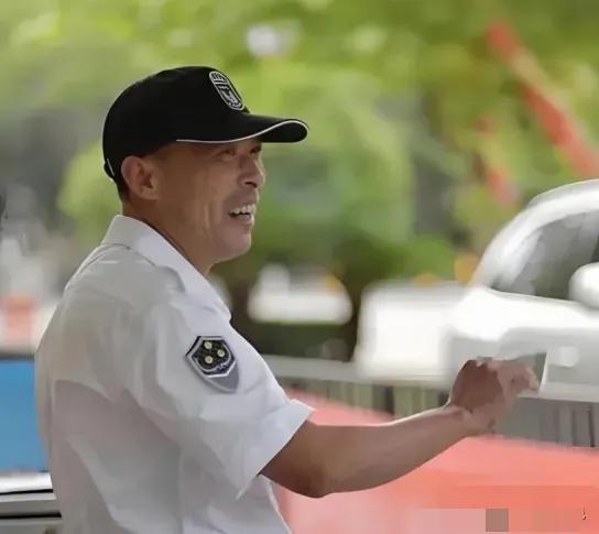 2018年，南昌一保安上班喝了点酒被物业开除。谁料，消息刚传出，小区1000多户