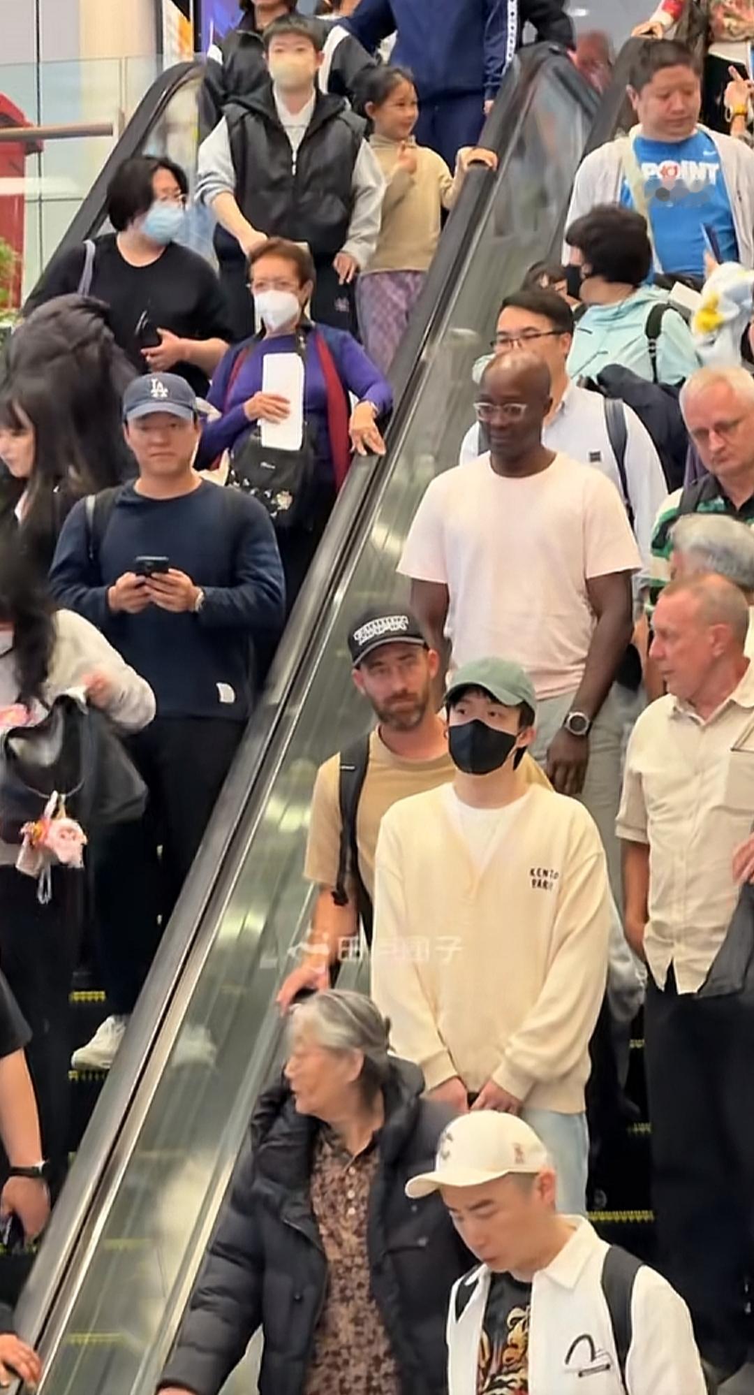 王楚钦确实很显眼，在满满当当的一电梯人群中，他总是能够第一眼被认出来。这是为什么