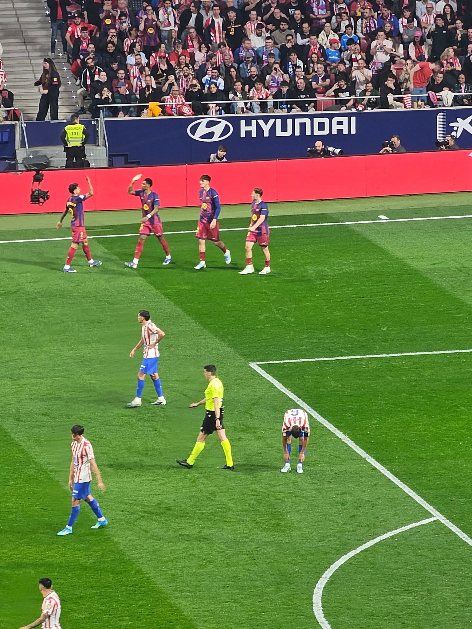 上半场比赛结束，巴萨客场1-1马竞，小西蒙尼打破僵局，拉什福德接奥尔莫助攻闪电扳