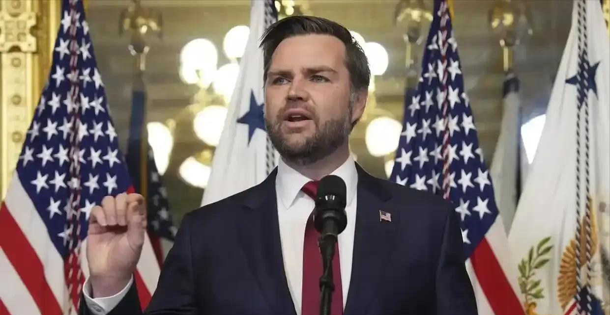 彻底反转！美国突然叫停乌军进攻，万斯一句话戳穿拜登当年战略大错拜登当年推着乌