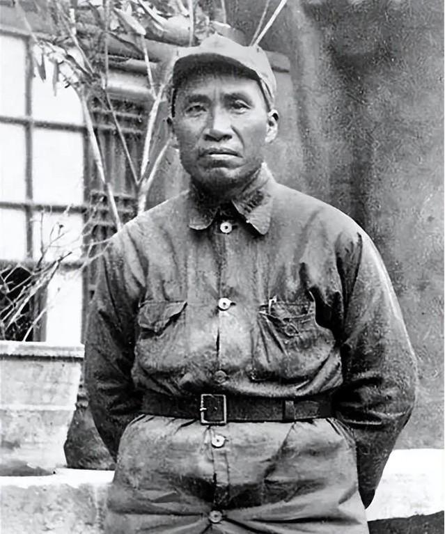 1929年，朱德和妻子在吃饭。突然，敌军踹门而入：“抓住朱德！”妻子灵机一动，抓