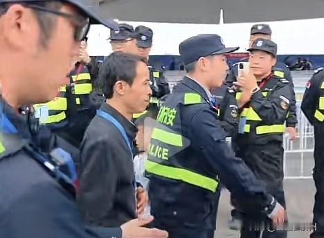 “鸡排哥”迅速塌房，有3个主要原因，第1个原因特别关键……1、他当初能红起