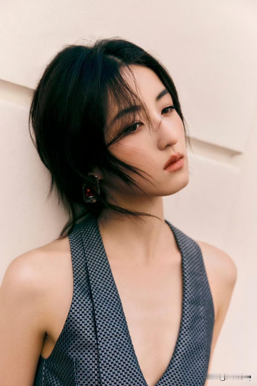 要是遮住脸，我还以为是周冬雨呢。不过说真的，张子枫和周冬雨还是有很多共同点的。