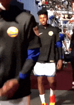 当年经典画面：勇士赢了，我库哭了。