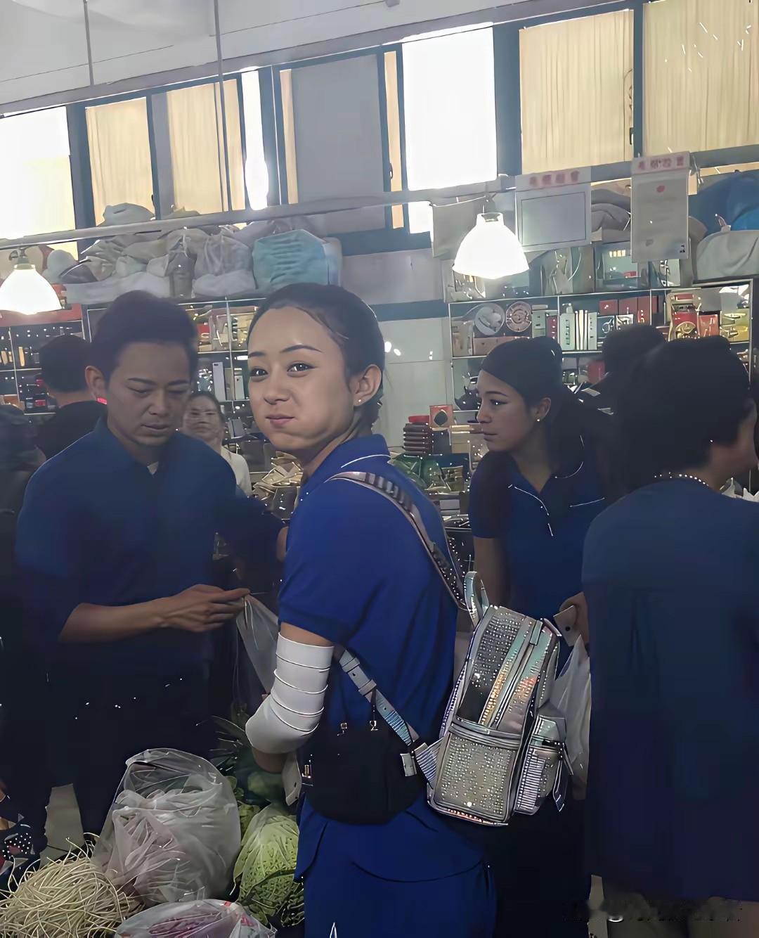 赵丽颖结婚后变化真的太大了，那时候她和何炅录节目看起来还好像是个高中生，知否之后