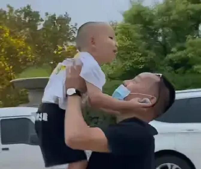 熊磊突然发一句“血缘最亲，父母最无私”，全网立马炸锅。大家熟悉他天天把“养恩大