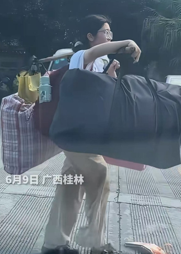 高考过后，她用一根扁担，挑起了自己全部的家当。没有穿旗袍等候的父母，也没有鲜