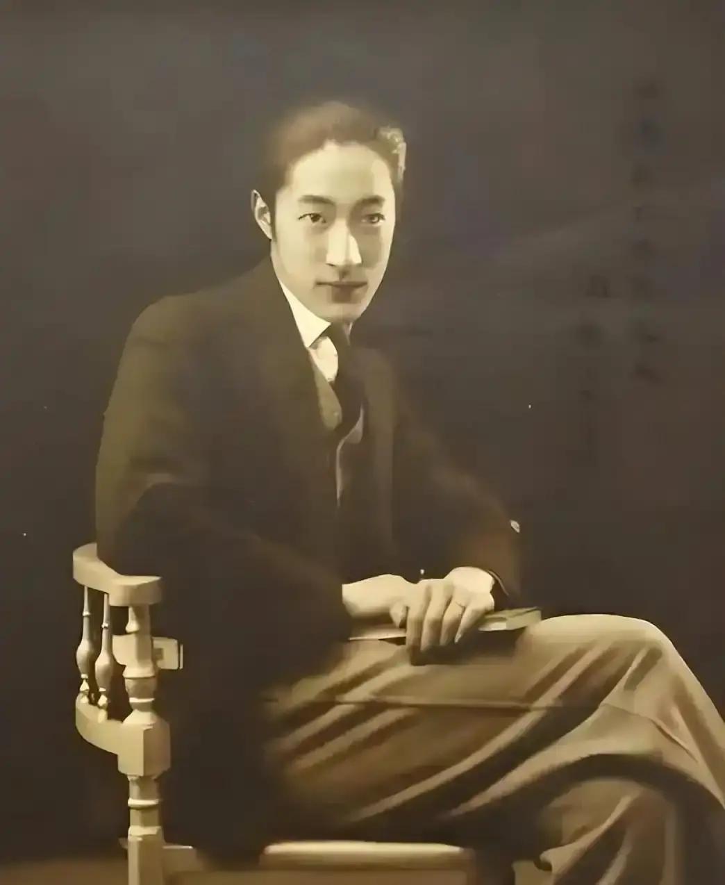 他是盛宣怀的外孙，李鸿章的曾外孙，家里富得能跟朝廷比肩。年轻时，他被称作“民国第一美男”，徐志摩的好
