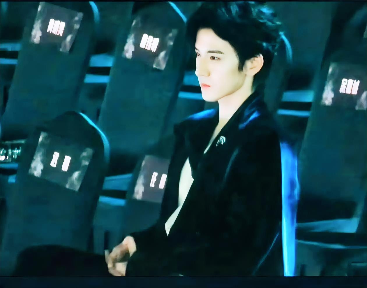 王弘毅星光大赏坐穿全场，镜头零蛋还拄拐！谁能想到星光大赏最虐名场面，被王弘