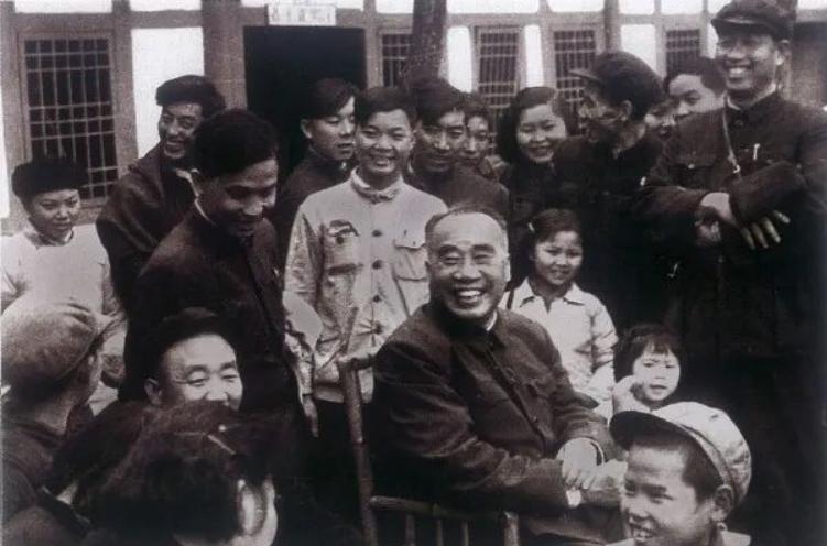 1960年，身穿旧军装、破皮鞋的朱德在回家乡访问时，被堂弟调侃"穿得不如县干部"