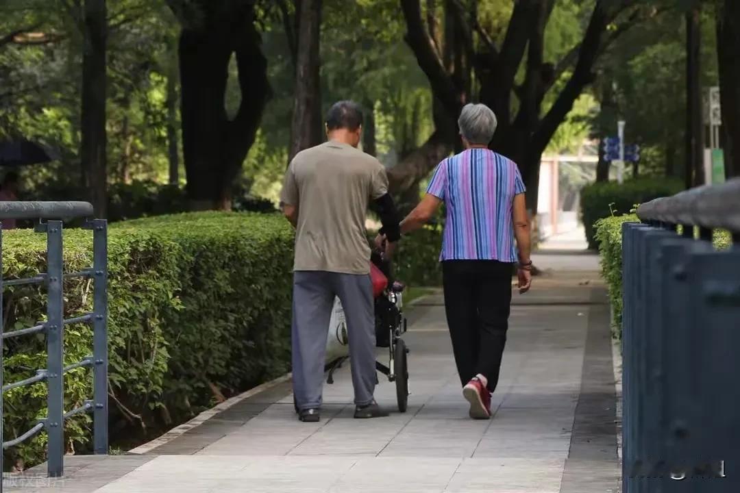 亲外孙不如“亲”脚后跟。女儿今天问我，妈妈外孙和孙子哪个更亲呀？我不假思索