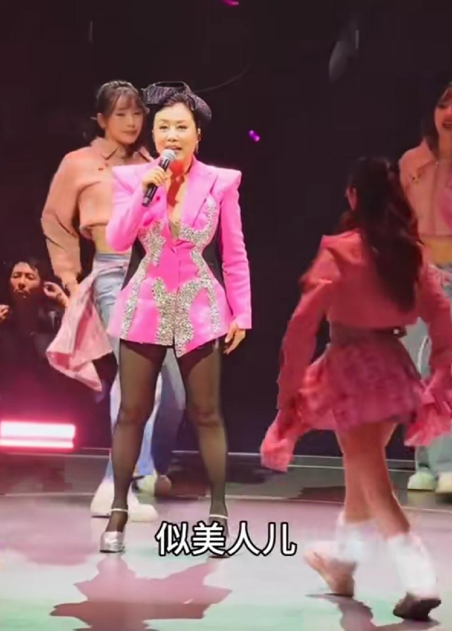 79岁的汪明荃，还穿着高跟鞋，又唱又跳，这身体也太好了，长得也很年轻，看着像50