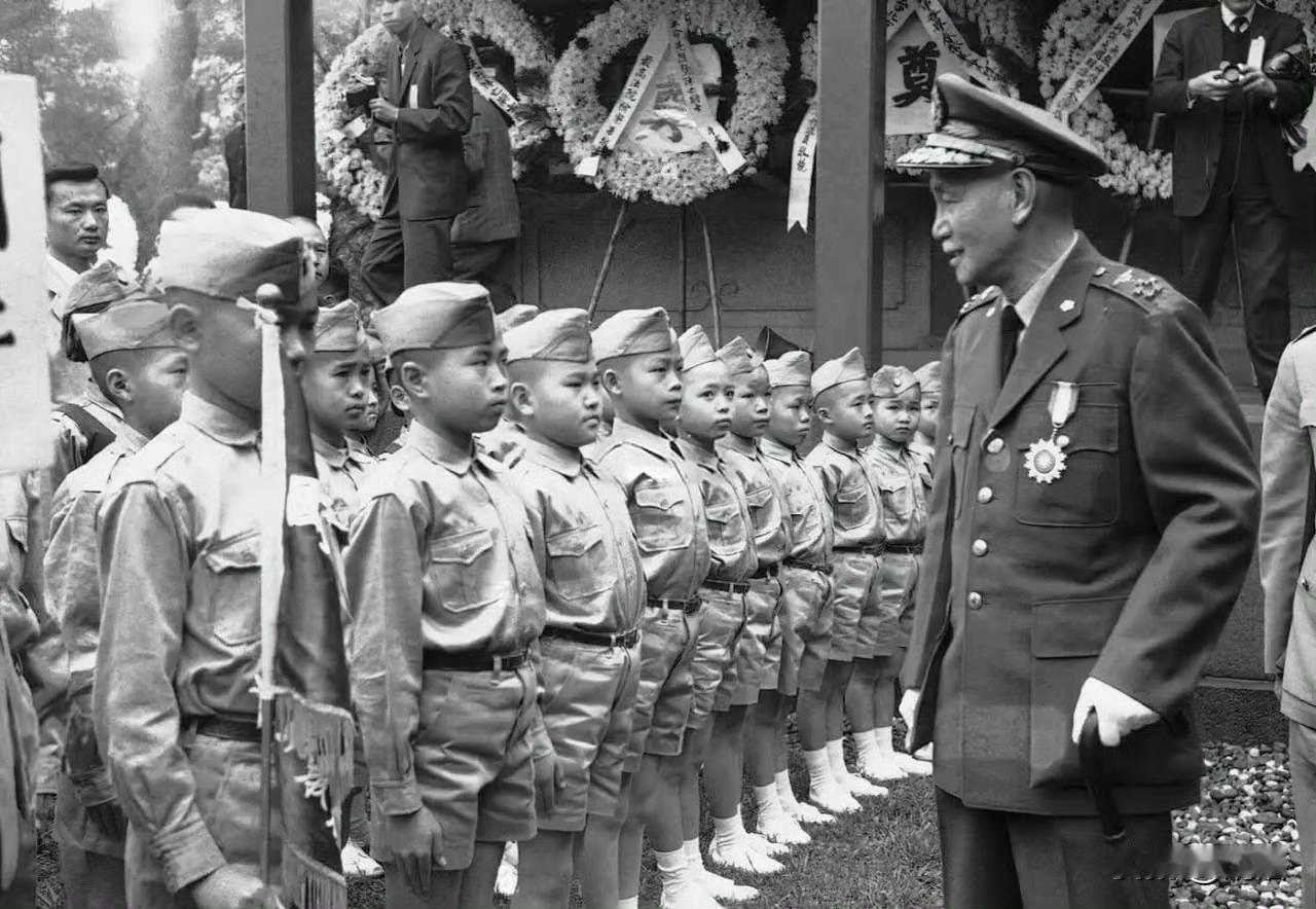 1960年的台湾竟然还有童子军！图为蒋介石视察童子军影像！