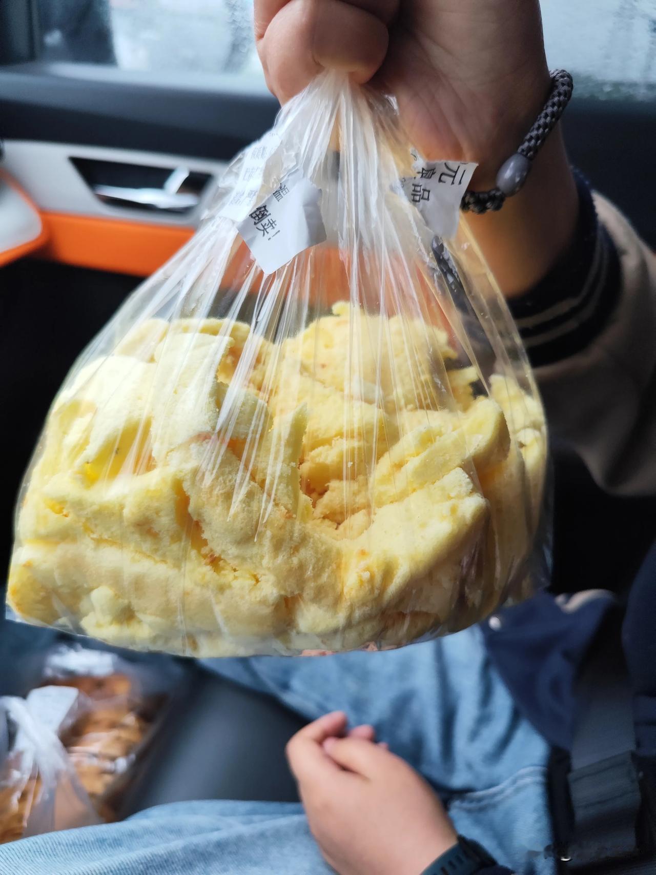 下着雨跟着媳妇去买妞妞的蛋糕边角料，有些是边角料，有些是卖相不好，便宜。我说