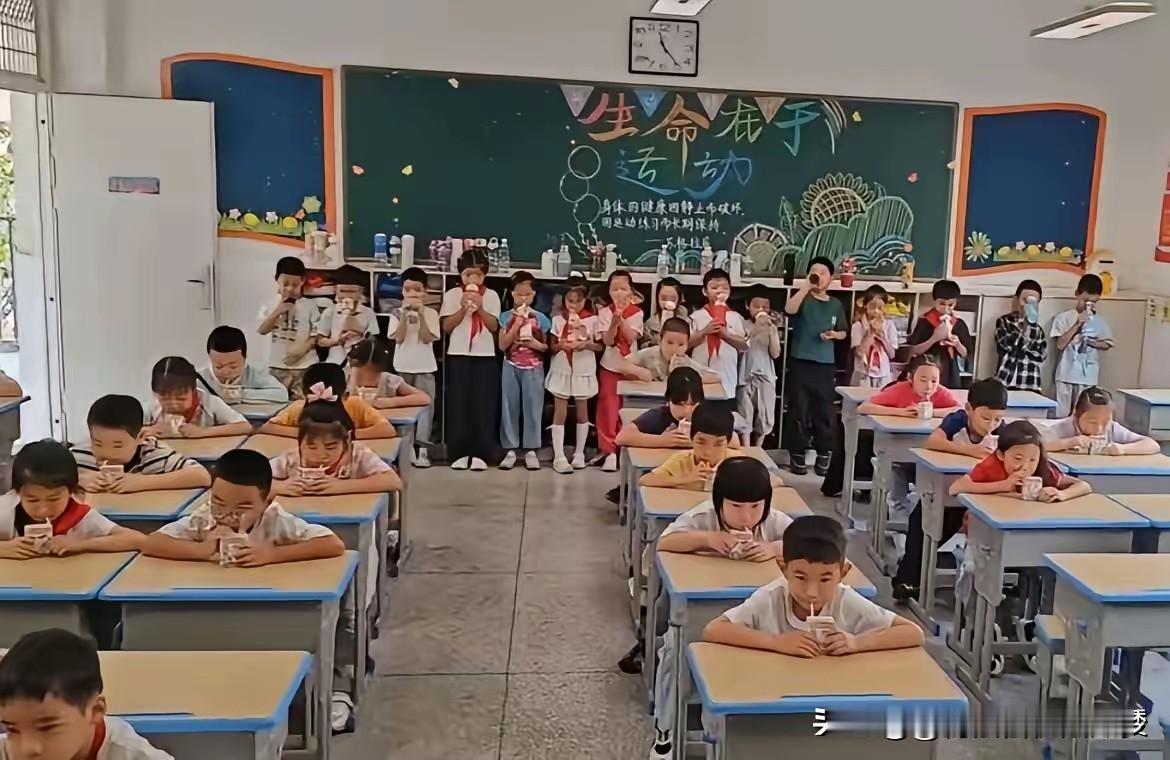 武汉这所小学的班主任火了一把！这个学校说统一订牛奶，学生可以自愿选择购买，但