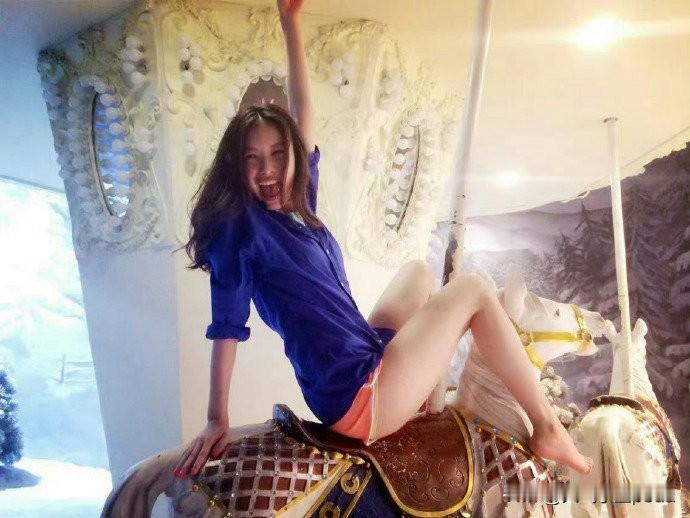 倪妮早期这组照片可太好看了！蓝色衬衫配橘色短裤的撞色玩法又大胆又清新，完全就是