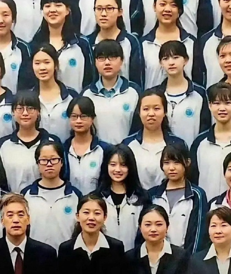 不愧是明星，在普通人里脱颖而出