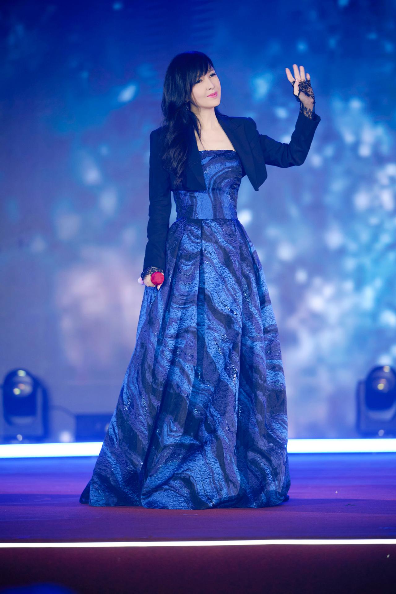 变的是岁月，不变的是周慧敏。还是一样的发型，一样的刘海；还是一样的气质，一样的