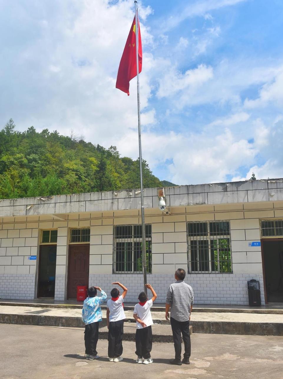 作为办公室主任，今天我都为我们的校长着急，他连打了无数个电话，却找不到一个人愿意